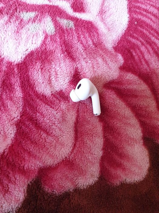 Продам оригинальный наушник Airpods pro 2 правый