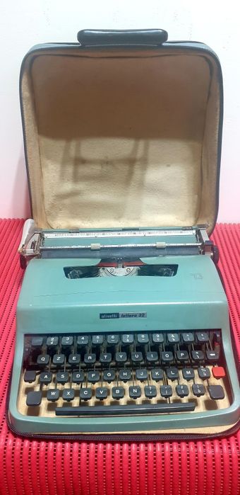 Mașină de scris OLIVETTI LETTERA 32 Pitesti • OLX.ro