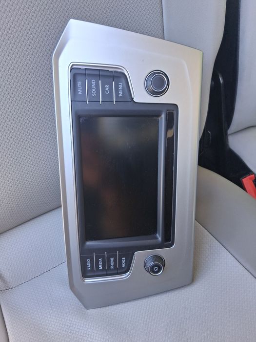 Vand navigatie passat b8 impecabila si functionala
