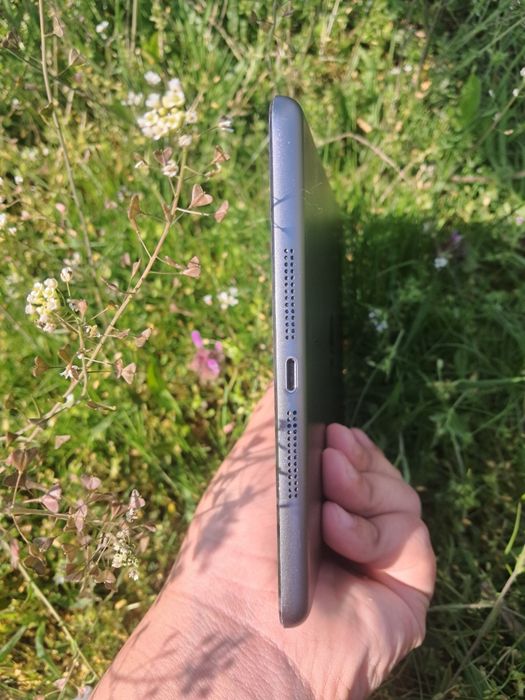 Vând ipad 4 mini pentru piese
