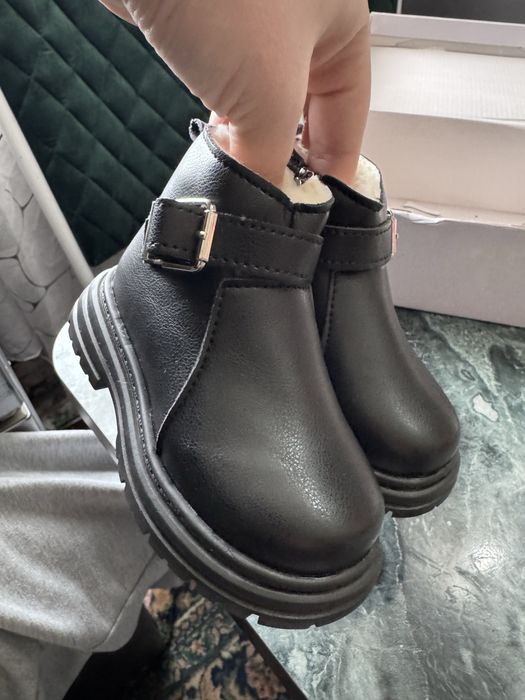 Продам детские ботинки