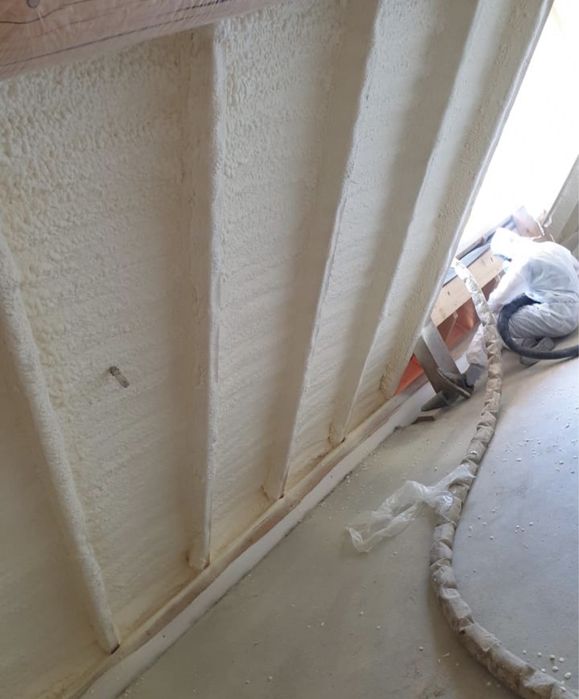 Izolatie / izolatii spuma  poliuretanica izolat cu spuma poliuretanica