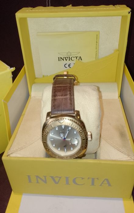 Invicta Australia с кожена каишка