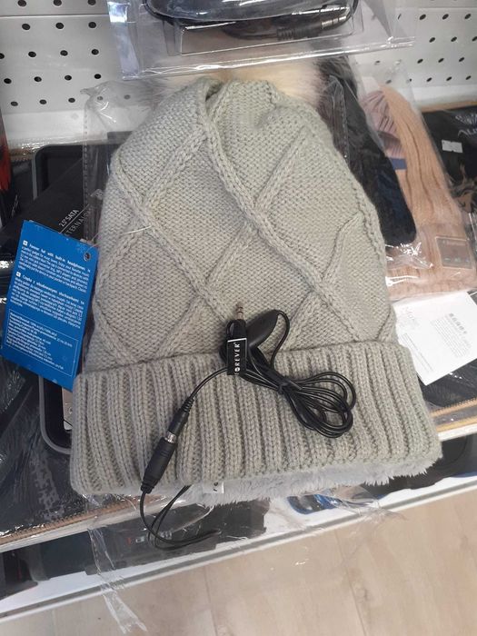 Шапка с вградени слушалки