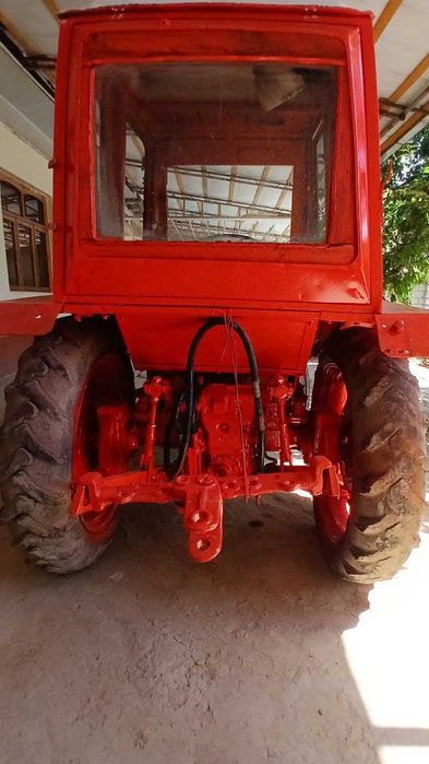 Traktor T25. Qizil rangli, ideal holatda