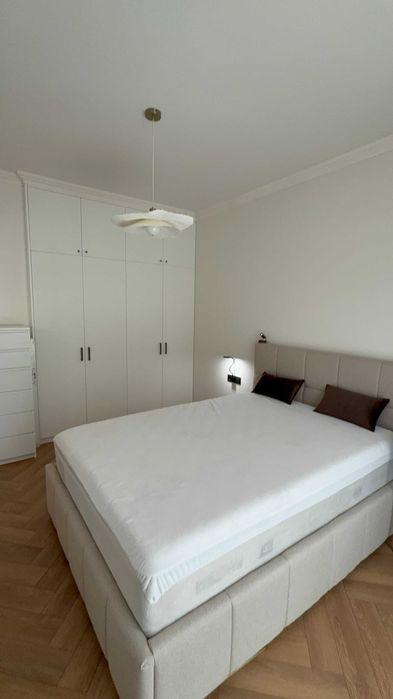 Дава се под наем обзаведен двустаен апартамент със собствен двор