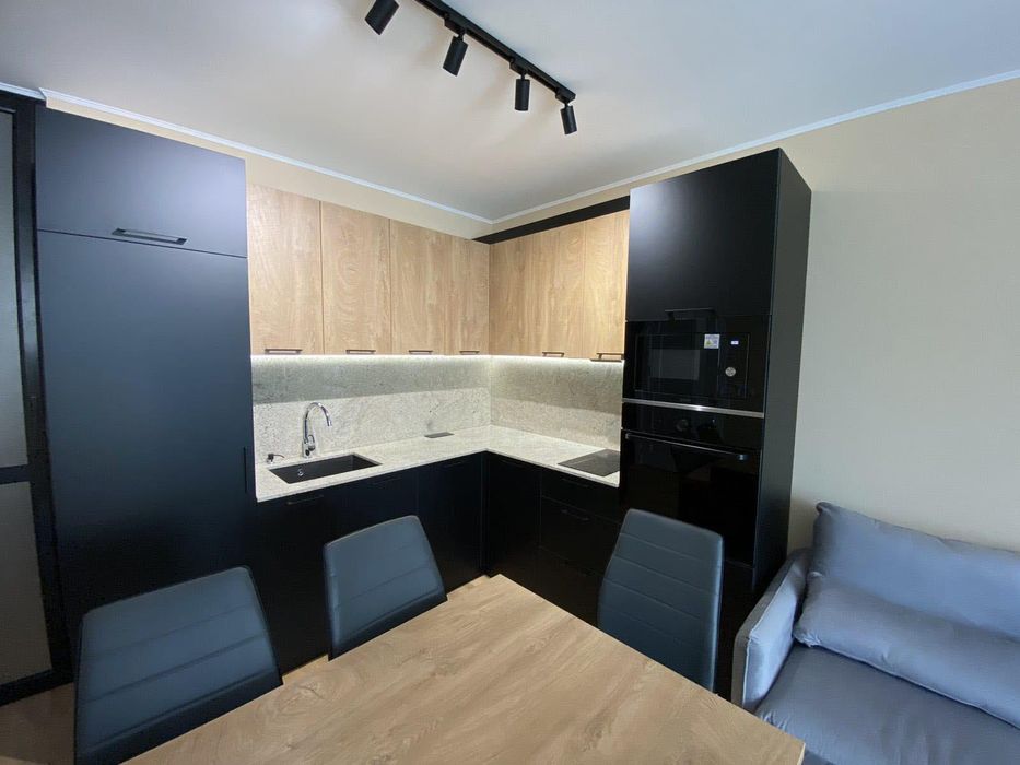 Дава се под наем Тристаен апартамент в Варна, Бриз - 95 кв.м за 1100 € - Снимка #2