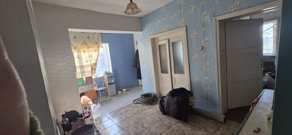 Къща с гараж и допълнителна постройка