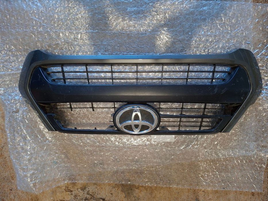 Решетка радиатор Toyota Hilux 2020 - 2024