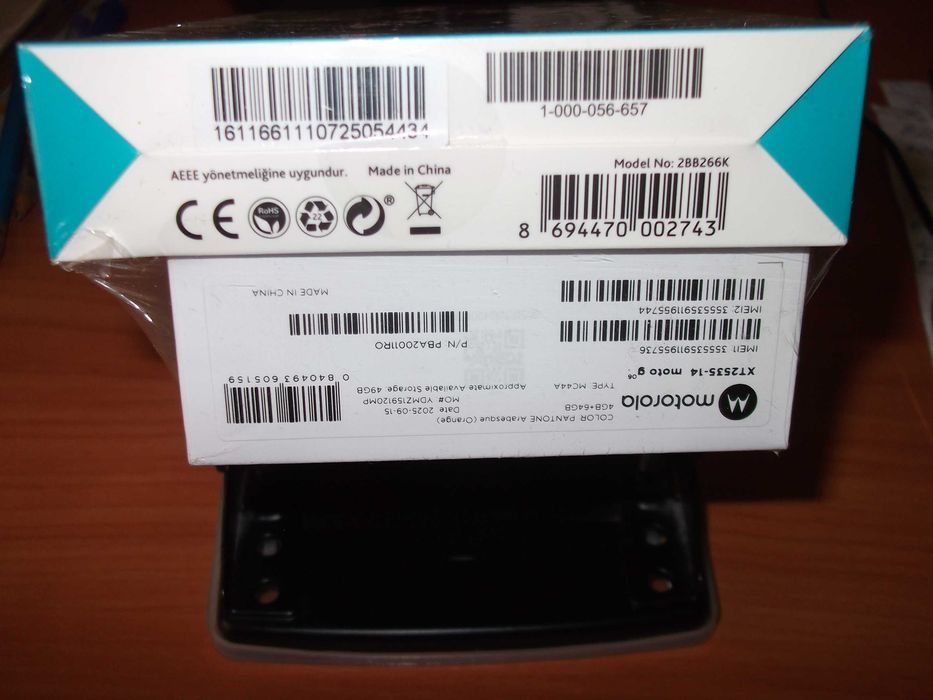 Нов телефон Motorola g 06, с преносимо зарядно, пето поколение.