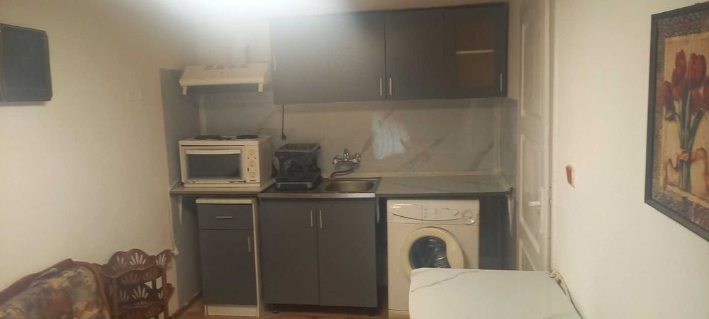 Дава се под наем таванска гарсониера, ремонтирана в центъра на гр.Враца