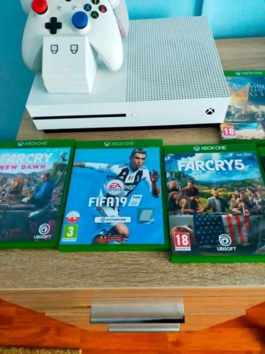 Xbox one S + 3 controllere + 7 jocuri
