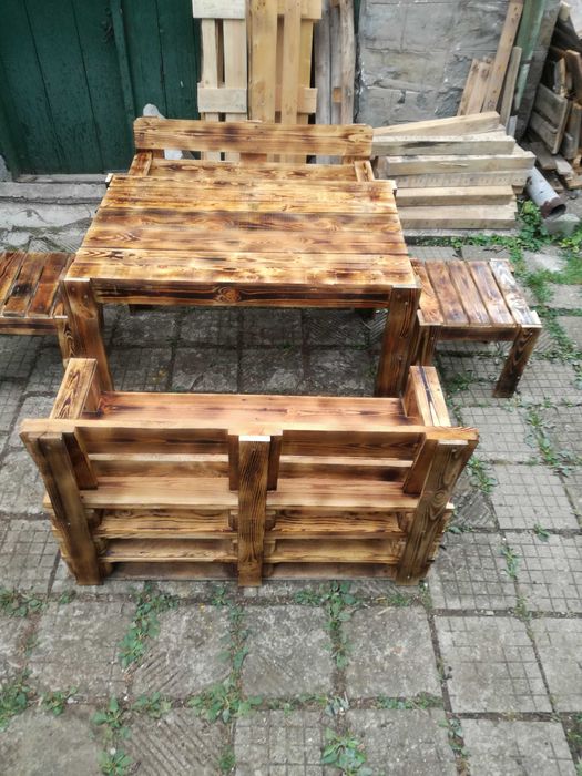 Маса и пейки от палети