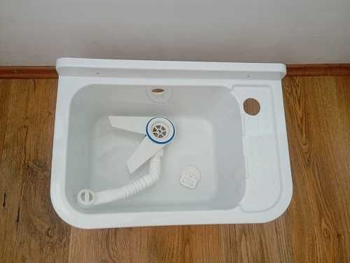 chiuveta noua din plastic, pe dreapta, accesorii incluse, produsa in Italia