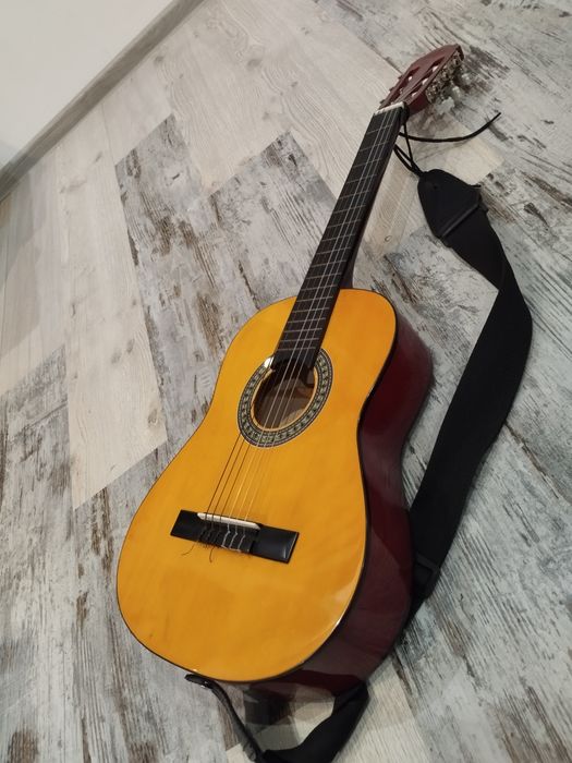 Продавам класическа китара