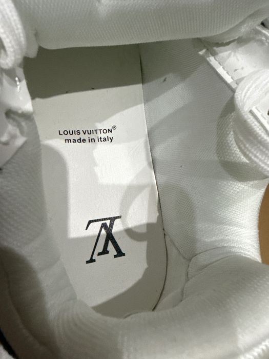 Sneakersi de vanzare