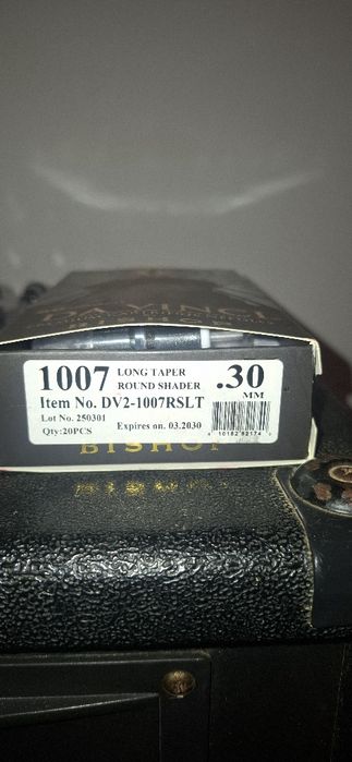 Se vinde aparat de tatuat și tot ce se vede în poze