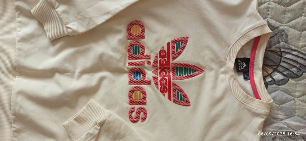 Продавам момичешки екип адидас