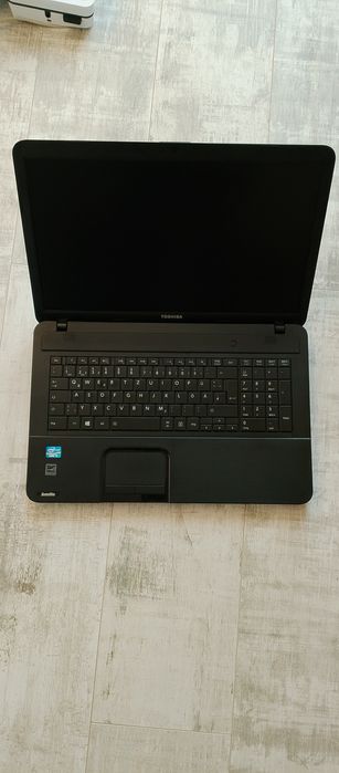 Laptop Toshiba, cu ecran mare de 17,3 inch