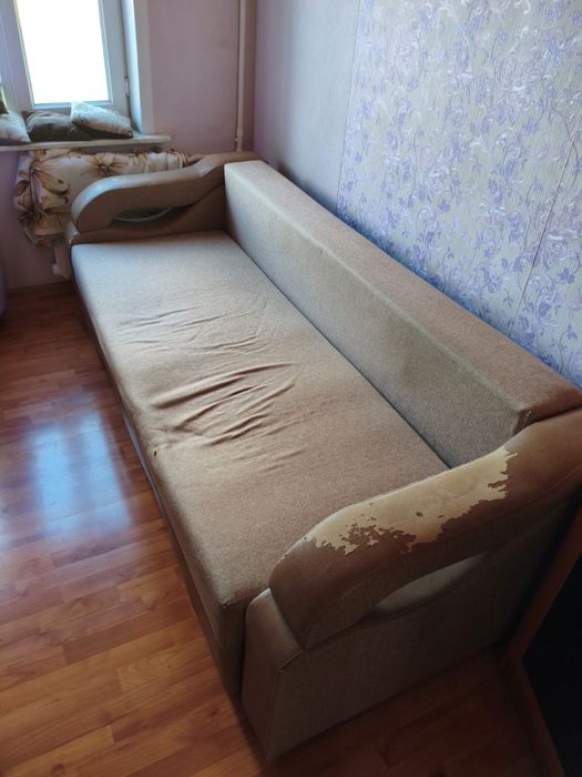 Компьютерный стол и софа (диван)