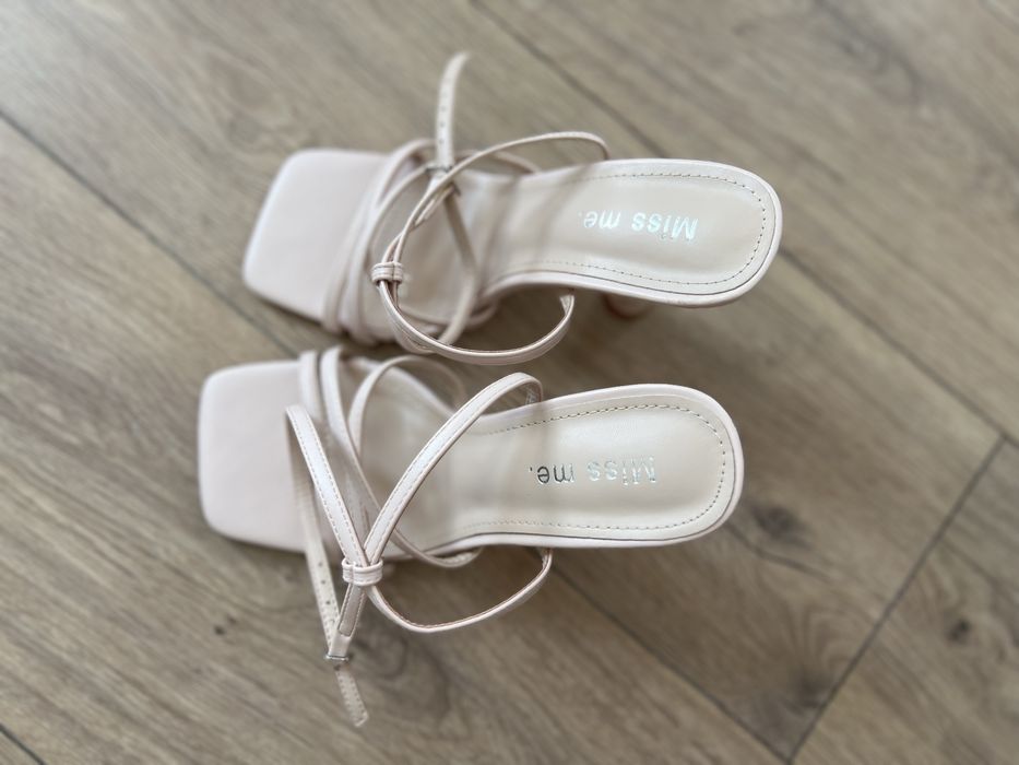 Босоножки на каблуке