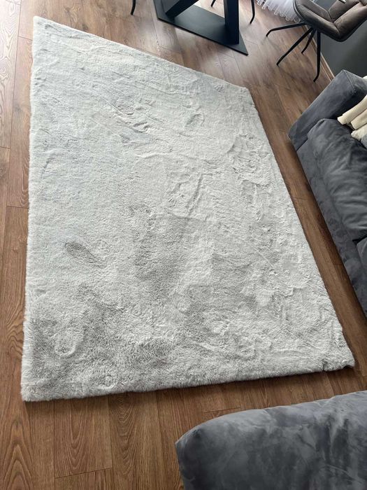 пухкав килим тип заешка кожа 160/220 светло сив