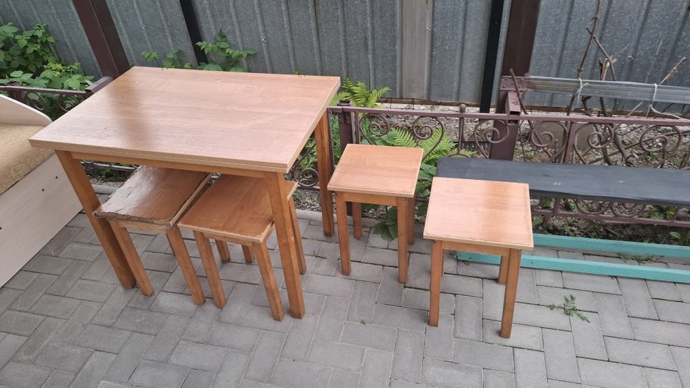 Продам кровать, стол и табуретки.
