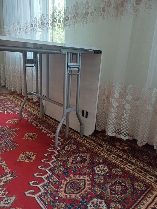 Продам стол книжку