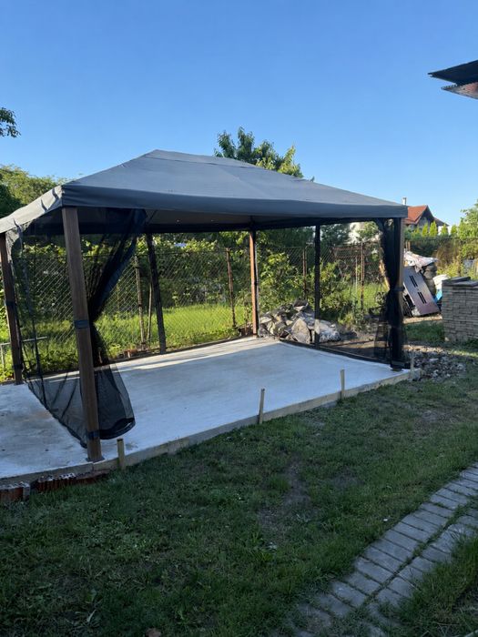 Vand pavilion cu structura din metal