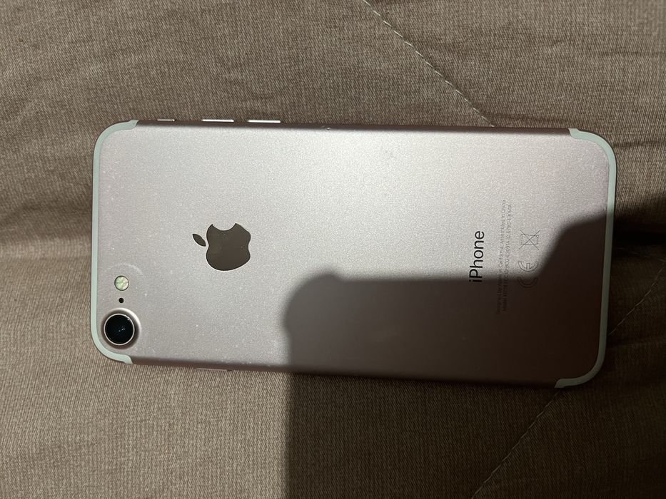 телефон Apple IPhone 7
