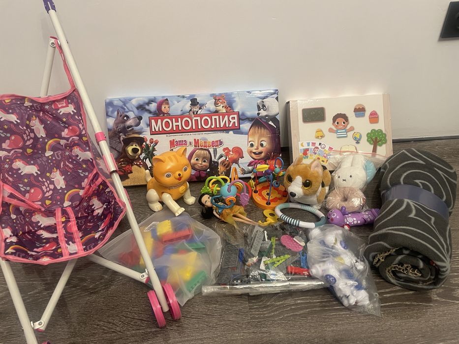 2 пакета игрушек + коляска