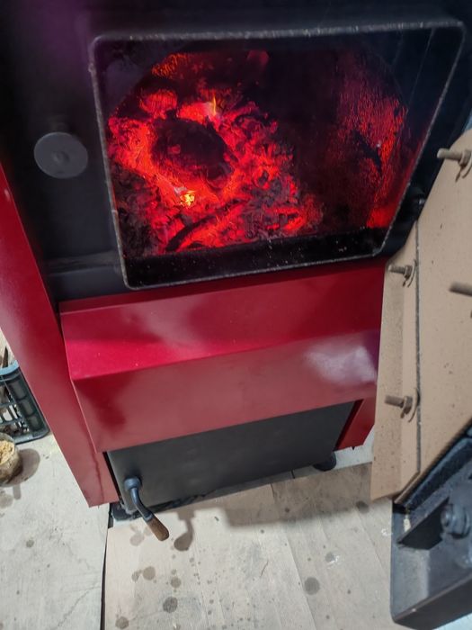 Vînd centrală pe lemne