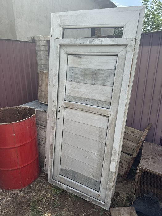 Продам пластиковые двери бу