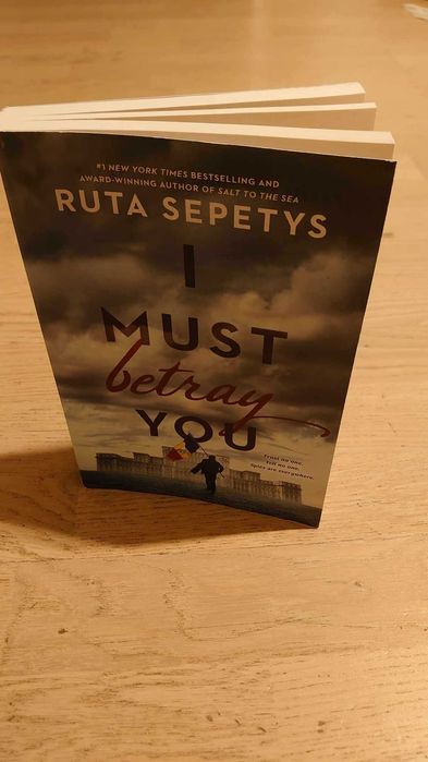 Carte lb engleza Revolutie 89 Ruta Sepetys I must betray you