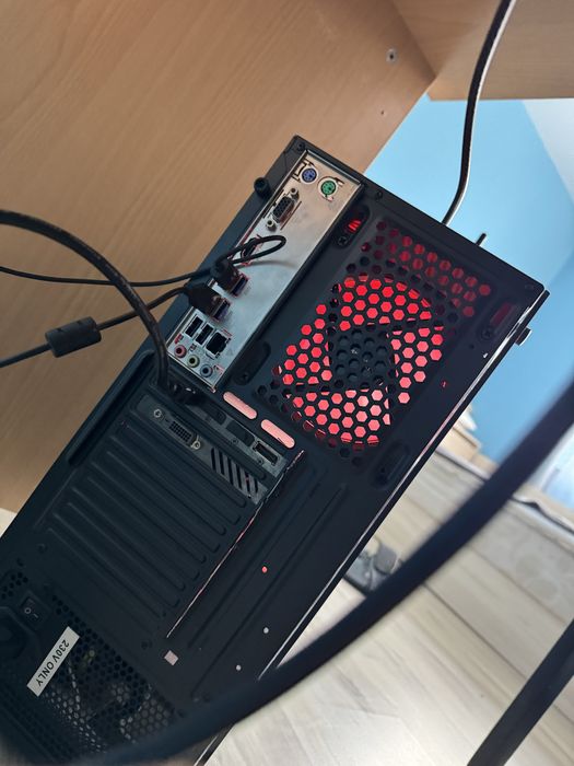 Компютър и монитор