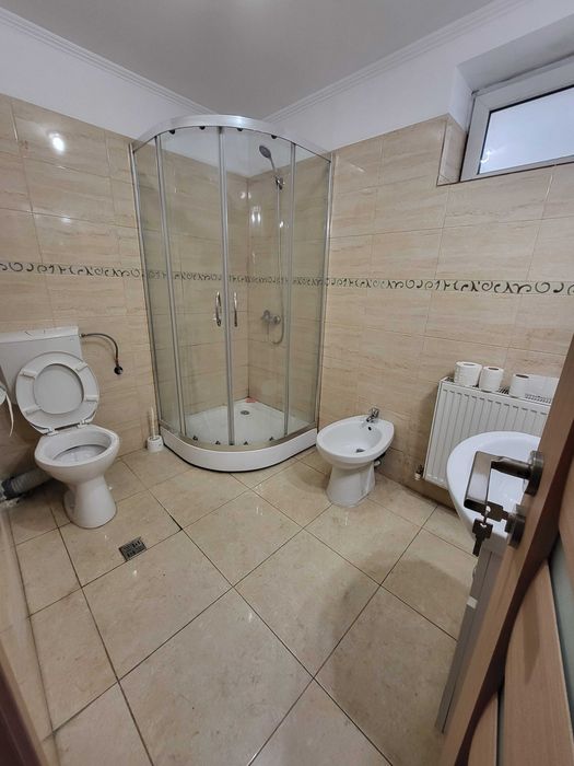 Închiriez apartament 3 camere pe str Stirbei Voda 158