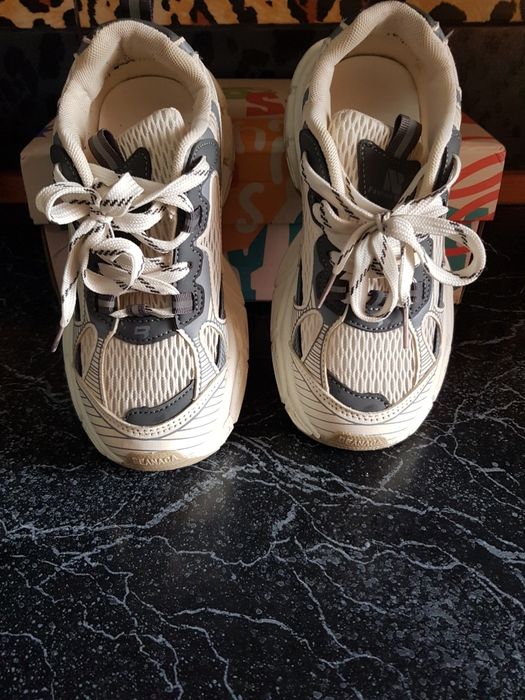 Продам кроссовки