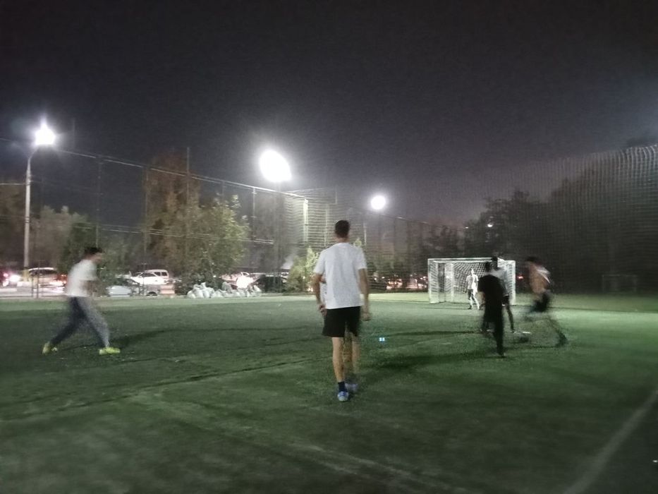 Mini suniy maydon fudbol uchun, valibol o'ynasa xam boladi