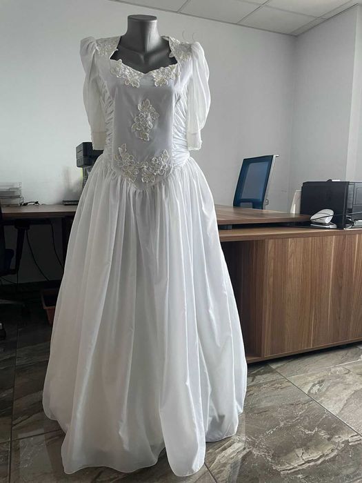СВАТБЕНА РОКЛЯ, Бяла с модерен буфан ръкав и финна бродерия.