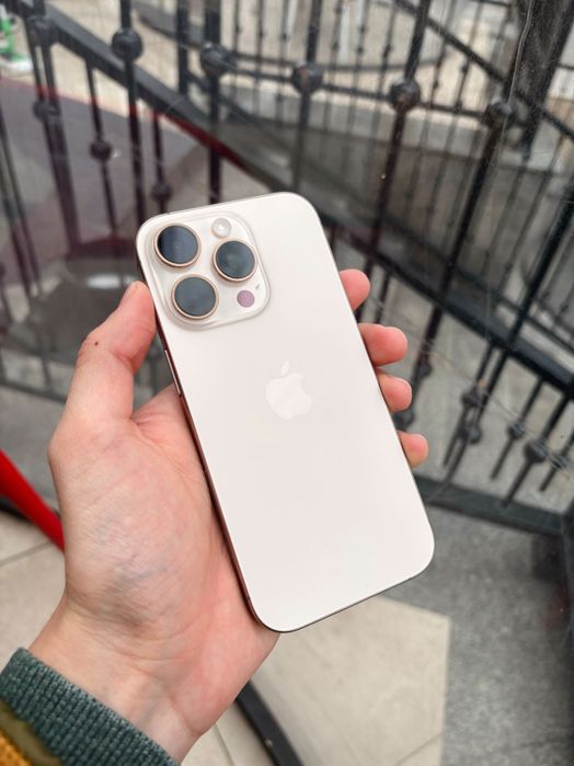 Iphone 17 pro  батарея 97%