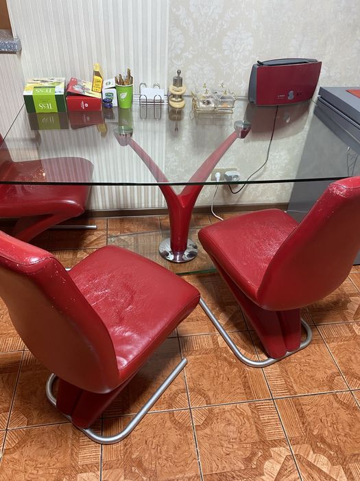 Стол стеклянный со стульями