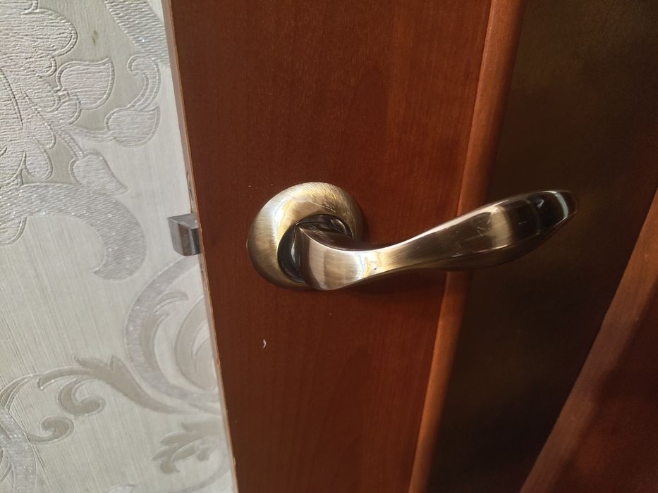 Продам меж комнатные двери 4шт