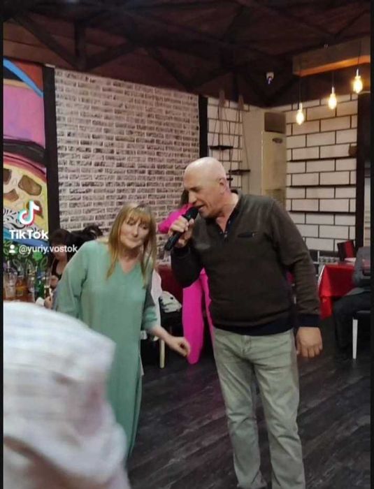 Певец, ведущий, музыкант.