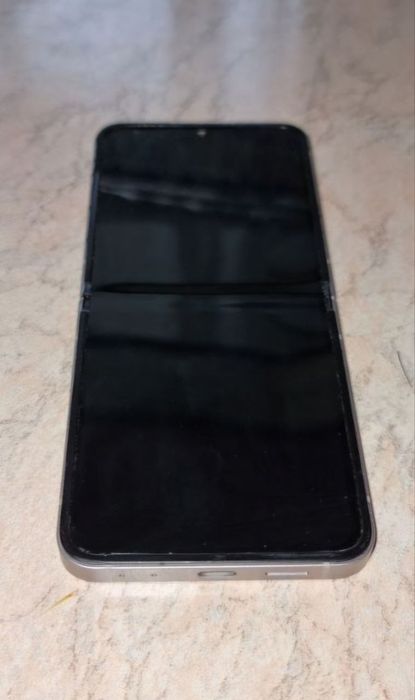 Samsung Flip Z6.
