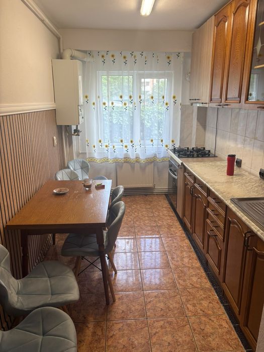 Inchiriez apartament 4 camere