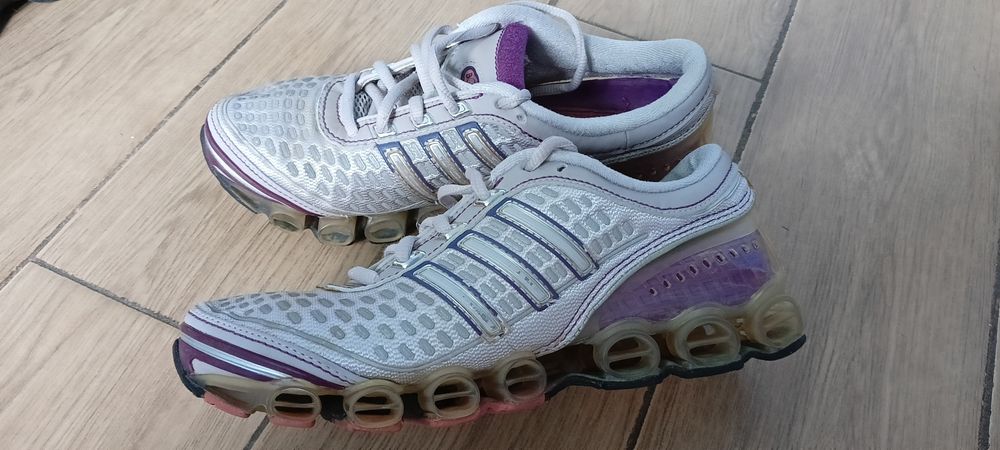 Кроссовки женские