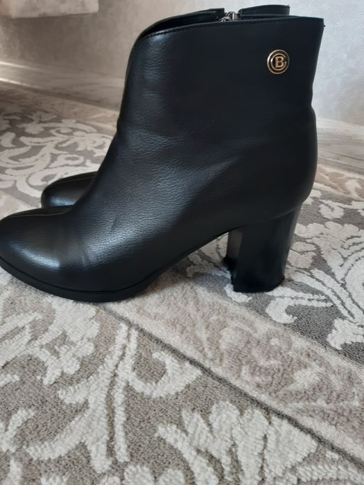 Не дорого продам демисезонные  полусапожки и сапоги