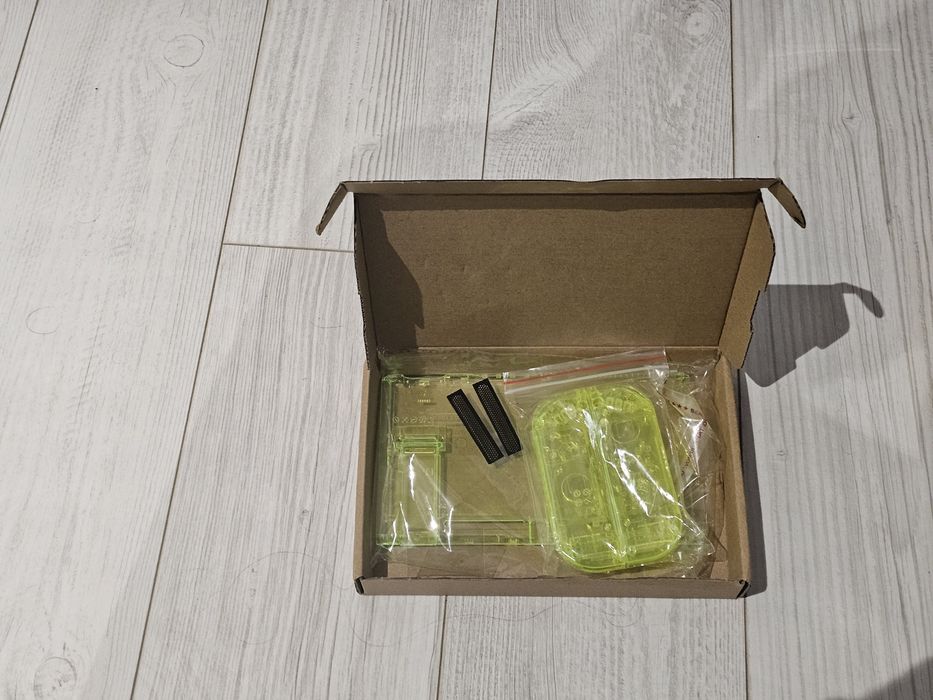 Carcasa completa (spate + joyconuri)pe verde neon si negru transparent