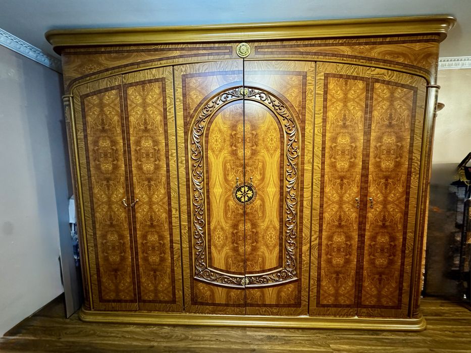 Королевский спальный гарнитур