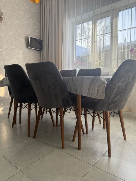 Продам стол со стульями (6 стульев)